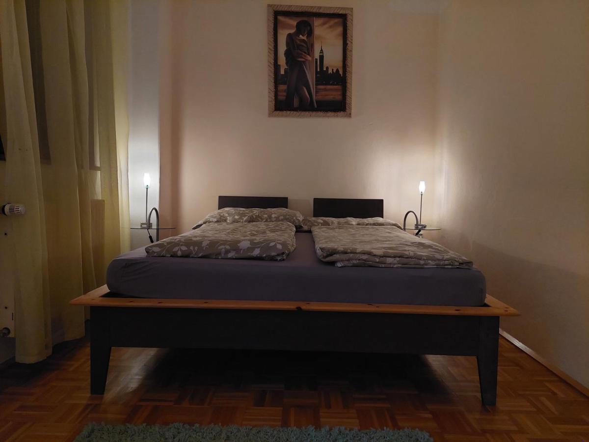 Eckhaus Apartment *